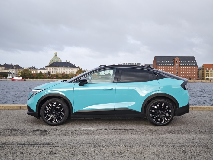 Le profil est plus ramasse car plus court de 13 cm. La Leaf passe de 4,48 m à 4,35 m. C’est pourtant rare de rétrécir entre deux générations. On remarquera la ceinture de caisse haute et les protections de carrosserie typiques des crossovers.