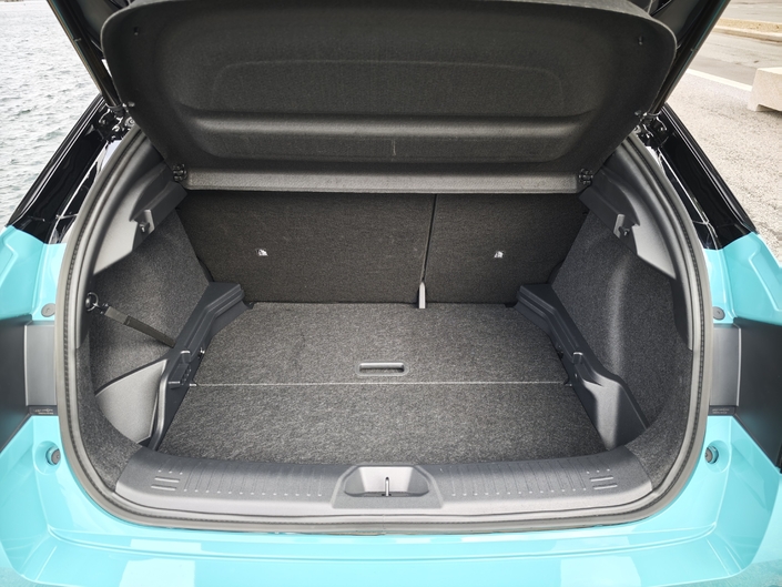 Le volume de coffre augmente de 2 litres, soit 437 litres, par rapport à la Leaf 2, malgré les 13 cm en moins. Un exploit. Il est modulable avec un plancher réglable en hauteur et en deux parties. Le volume banquette rabattue est de 1 293 litres.