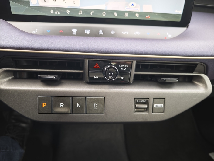 La platine sur laquelle sont posées les commandes de vitesse et de mode de conduite est un peu vieillotte. Le design des boutons fait très années 90 !