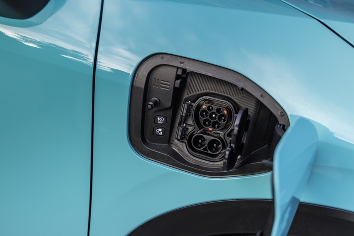Enfin la Leaf adopte le standard européen de la prise de recharge Combo CCS. Et sa charge rapide passe de 50 kW sur la deuxième génération à 105 ou 150 kW désormais.