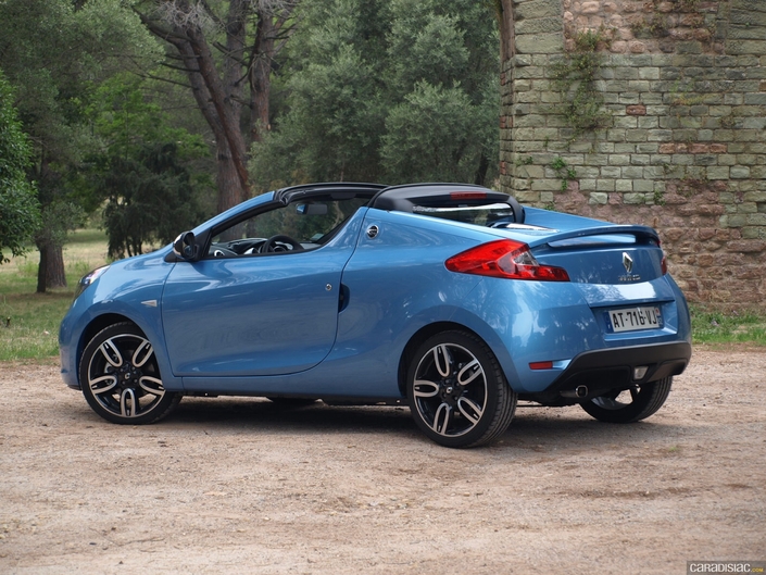 La Renault Wind a l’originalité d’un toit en dur pivotant, comme la… Ferrari Superamerica !