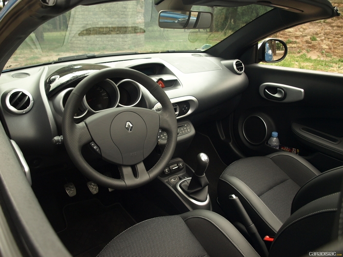 L’habitacle est différent de celui de la Twingo sur laquelle la Wind se base, et c’est tant mieux. Mais la qualité de finition laisse tout de même à désirer.