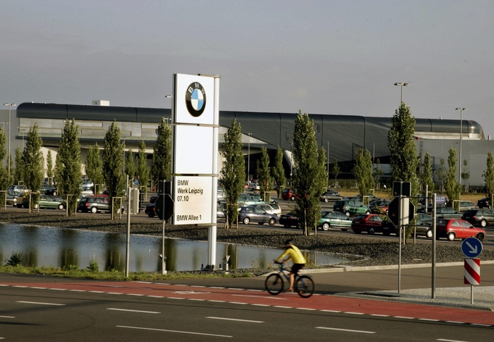 L’usine BMW de Leipzig en ex-Allemagne de l’Est ou les salaires sont un tout petit peu moins élevés qu’à l’ouest. Crédit photo : MaxPPP.