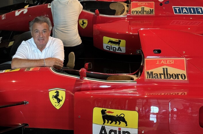 Jean Alesi aux côtés de sa monoplace.