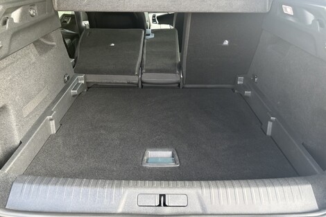 Côté modularité, c’est assez simple avec un plancher amovible et des dossiers rabattables.