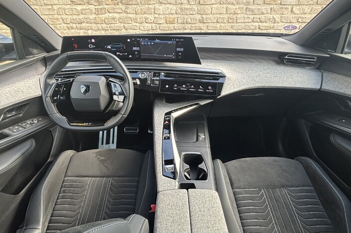 Comme pour l’ancienne génération, Peugeot a mis le paquet au niveau de la planche de bord de son 3008. Cela en jette, c’est certain, mais l’ergonomie n’est pas toujours au top.