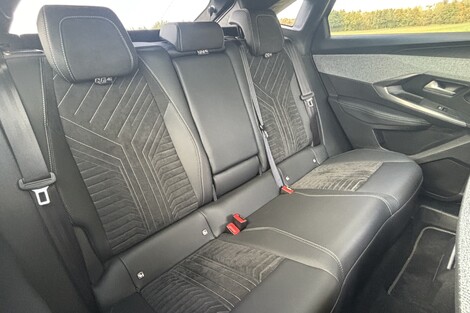 Pour une fois, la place centrale n’est pas une grande punition puisque l’assise est confortable.