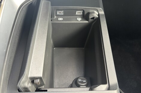 Ce réceptacle est particulièrement accueillant. Dommage que son accès côté conducteur soit entravé par la console centrale.