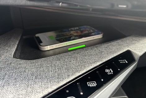 La recharge par induction est un équipement fort pratique, mais il ne profite pas de la fonction réfrigérée.