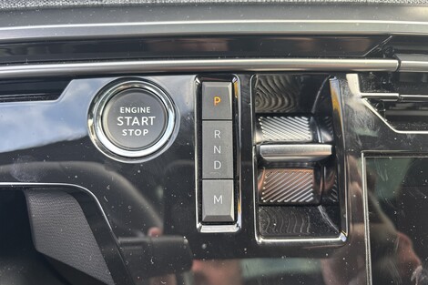 Situé sur la planche de bord, le commutateur de vitesse aurait été mieux placé sur la console centrale.