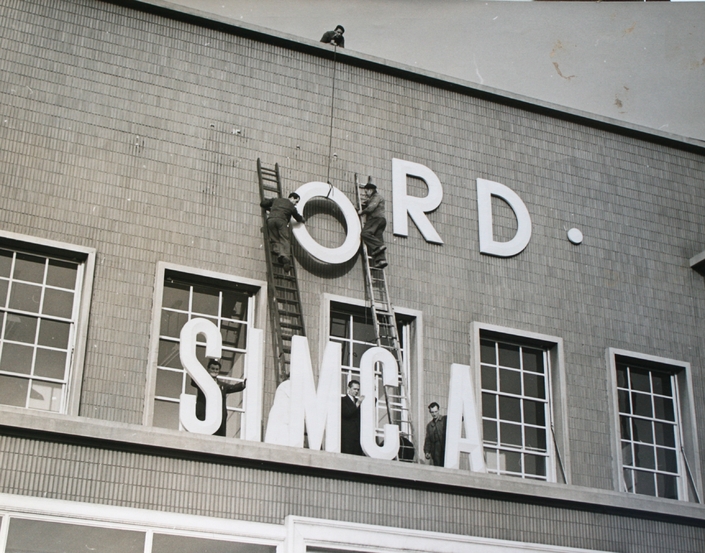 Changement d’enseigne, de Ford à Simca en 1954.