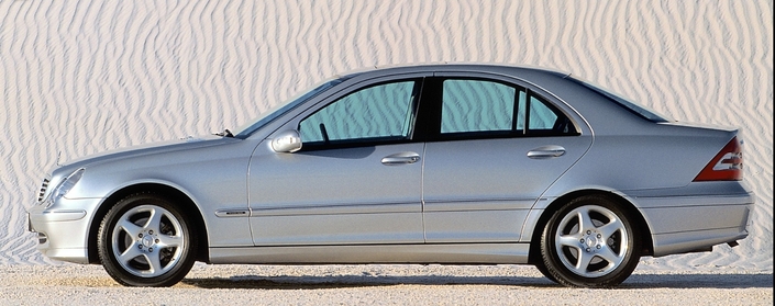 Look plus dynamique pour la Mercedes C240, nantie aussi d'un meilleur Cx que celui de l'A4 : 0.27. Pourtant, sa ligne semble davantage datée, alors qu'elle aussi été dévoilée en 2000.