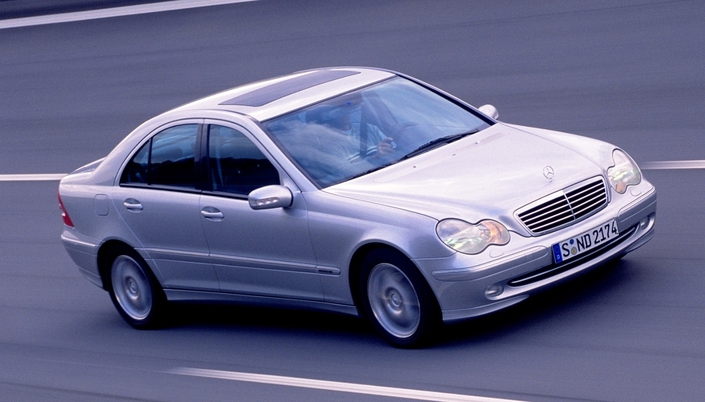 Un poil plus vigoureuse que l'A4, la Mercedes C240 filtre aussi mieux les inégalités. Très sûre, elle demande toutefois un peu d'attention sur le mouillé, propulsion oblige. Ici, en finition Avantgarde avec la calandre à 4 barrettes.