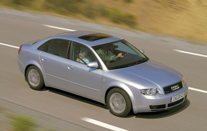 Comportement rassurant et grande douceur mécanique pour l'Audi A4 V6 2.4, ici en 2000. L'excentricité n'a pas sa place ici...