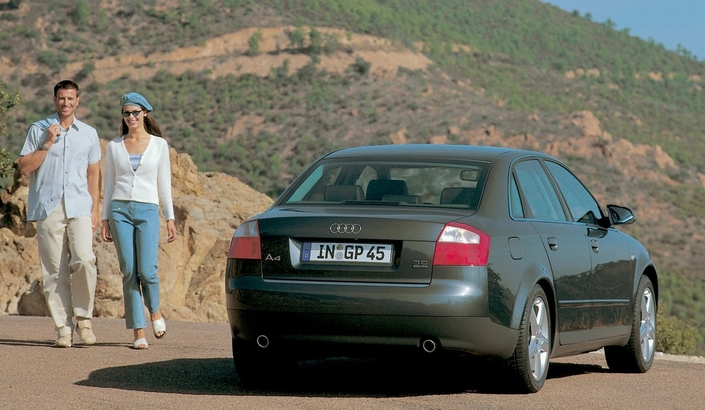 Les Audi A4 B6 V6 se distinguent par leurs deux sorties d'échappement séparées, une par rangée de cylindres.
