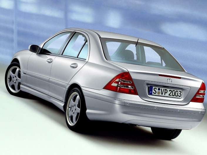 Rien ne distingue la poupe de la Mercedes C240 de celle des autres Classe C. Ici, en finition sportive Avantgarde, en 2000.