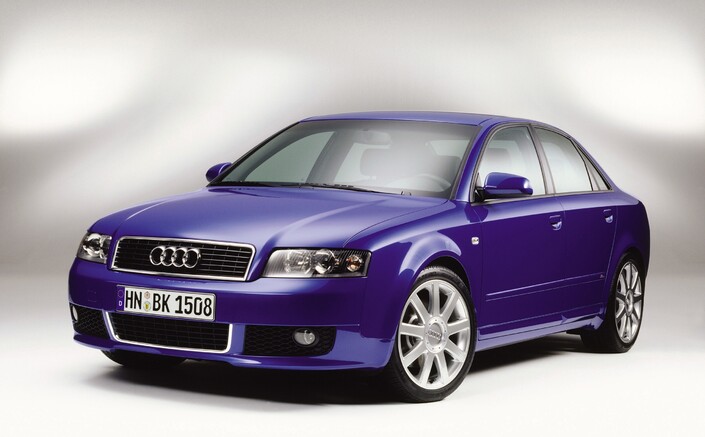 Pas de restylage pour l'Audi A4 B6, mais une série limitée S Line en 2003 : jantes spécifiques de 17, boucliers modifiés, suspension abaissée, sièges sport...