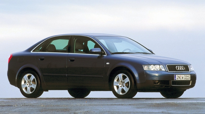 Bien assise sur ses roues, l'Audi A4 B6 se la joue statutaire et assurée, ici en 2000. La ceinture de caisse très haute donne une impression de robustesse mais limite la luminosité de l'habitacle.