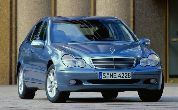 La Mercedes Classe C W203 inaugure les projecteurs en forme de cacahuète, originaux. On retrouvera ce gimmick sur les SL R230, CLK C209, et McLaren-Mercedes SLR.