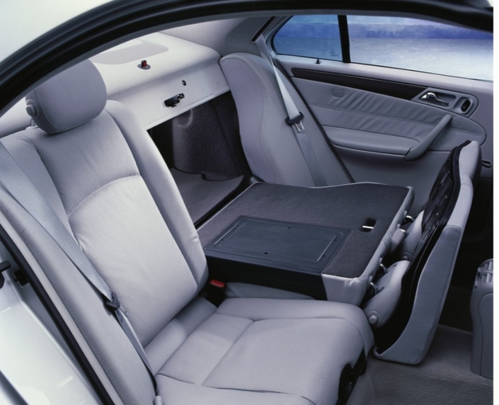 Habitabilité juste correcte dans la Mercedes C240, à la finition un peu décevante. La banquette se rabat... si on a coché l'option ! Heureusement, la ceinture centrale est livrée en série.