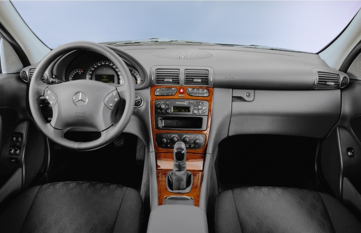 Etrangement, la planche de bord de la Mercedes Classe C W203 s'inspire de celle de la Classe A. Cela lui donne un aspect jeune mais le chic en fais les frais... Quoique manuelle, la clim reste bizone.