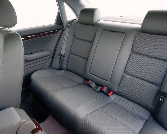 Finition impeccable pour l'Audi A4 B6, mais l'habitabilité ne dépasse pas une petite moyenne. On apprécie les dossiers rabattables, de sérien contrairement à la ceinture de sécurité centrale.