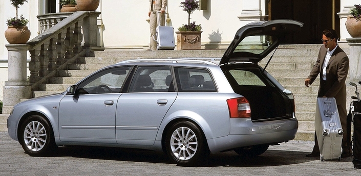 Dès 2001, l'Audi A4 B6 se décline en break Avant, dont le coffre demeure moyennement spacieux : de 440 l à 1 185 l banquette rabattue.