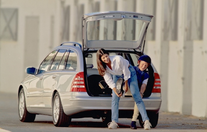 Tout comme l'A4, la Mercedes Classe C 203 a droit à sa version break, dite SW, en 2001. Le coffre est plus spacieux : de 470 l à 1 385 l.