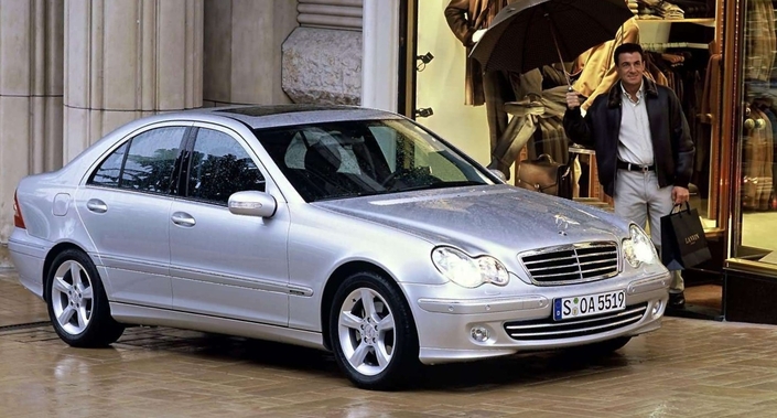 En 2004, la Mercedes Classe C est légèrement modifiée, recevant de nouveaux boucliers, et une platine de clim modernisée, notamment. Le V6 2,6 l n'évolue toutefois pas, et disparaît dès 2005.
