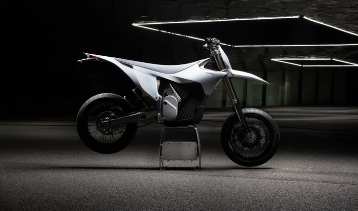 Stark Varg SM : la moto électrique pensée pour la route