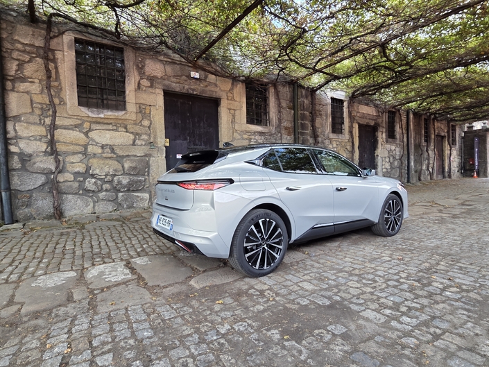 Prendre le volant de la DS n°4 E-Tense est-il une expérience intense ?