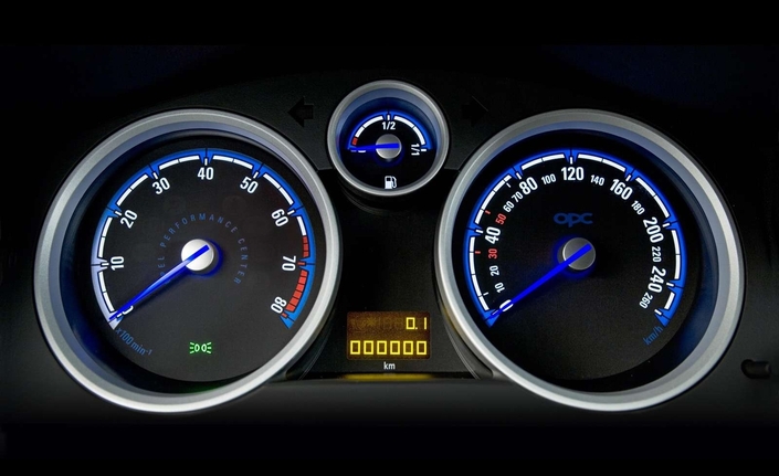 Gros défaut de l'Opel Zafira B OPC : une instrumentation ridicule. Pour afficher la température d'eau, il faut trifouiller dans l'écran central...
