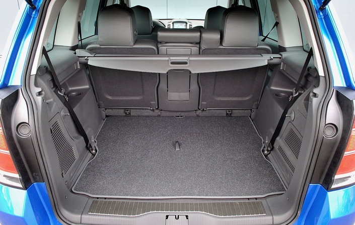 Grand coffre pour l'Opel Zafira B OPC : jusqu'à 1 820 litres tous sièges rabattus. En configuration 5 places, il atteint 645 l, soit une belle capacité pour un véhicule de 4,47 m de long.