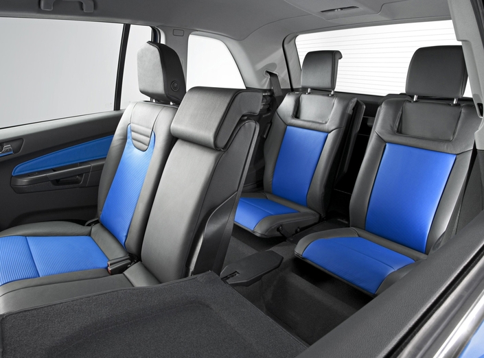 OPC ou pas, l'Opel Zafira B se signale par son habitacle très vaste et modulable. La troisième rangée de sièges se révèle tout à fait utilisable. Cela dit, les espaces de rangement manquent un peu.