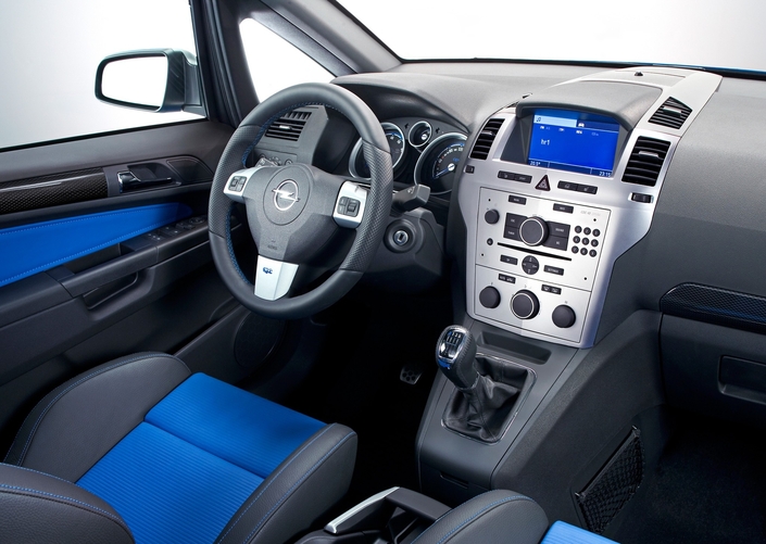 Un tableau sérieux et bien agencé pour l'Opel Zafira B, mais manquant de quelques aspects pratiques. Ici, en 2006 avec le GPS optionnel.