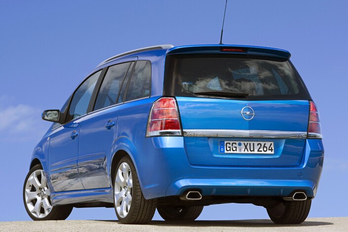 A l'arrière, l'Opel Zafira B OPC, ici en 2006, donne le ton avec ses deux sorties d'échappement, son béquet et son semblant de diffuseur.