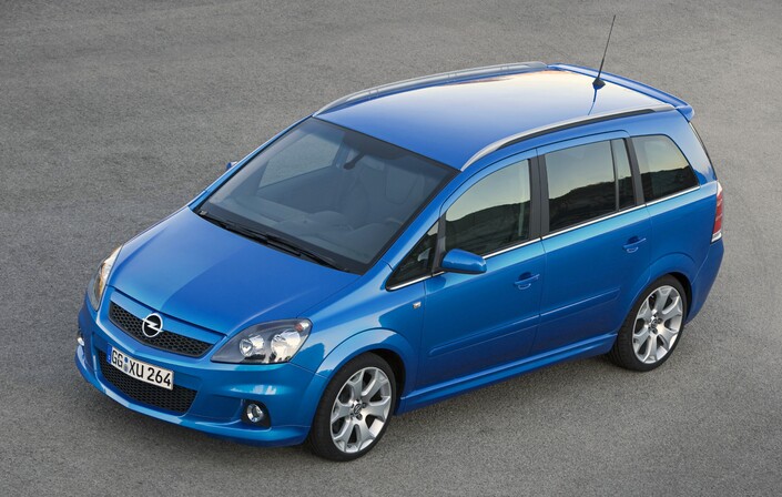 En OPC, l'Opel Zafira B conserve ses barres de toit mais perd les agréables fenestrons de la version Cosmo. Ici en 2006.