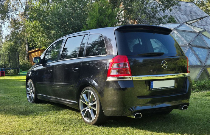 En décembre 2007, l'Opel Zafira B OPC se voit très légèrement modifié, recevant par exemple de nouveaux feux arrière.