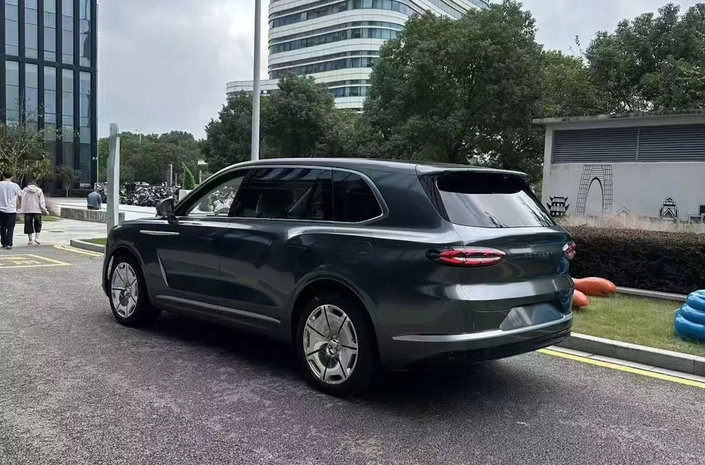 Les Chinois copient et électrifient le Bentley Bentayga