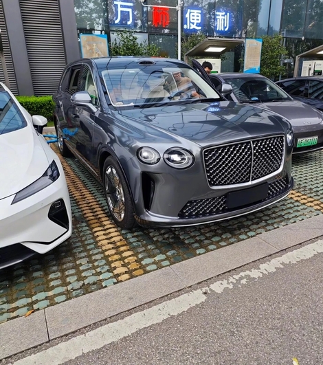 Les Chinois copient et électrifient le Bentley Bentayga