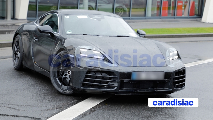 Face à un contexte commercial difficile pour les véhicules électriques, la marque Porsche s’est décidée à poursuivre le lancement de nouveaux véhicules à batteries comme cette Porsche Cayman électrique, mais ne va pas arrêter pour autant la production de modèles thermiques. Si la Porsche Cayman électrique est présentée l’an prochain, viendront plus tard, des versions haut de gamme d’une Porsche Cayman dotée de motorisations thermiques.