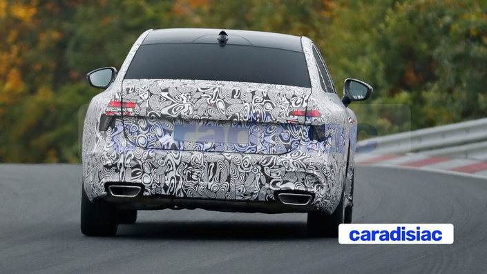 Bien que des images aient fuité du site du ministère chinois de l’Industrie et des technologies de l’information, l’Audi A6L chinoise est encore très camouflée pour faire ses essais sur le Nürburgring. Un circuit qui met à mal ses suspensions comme on peut le constater sur cette photo, cette limousine étant plus habituée aux grandes lignes droites qu’au profil accidenté du circuit allemand.