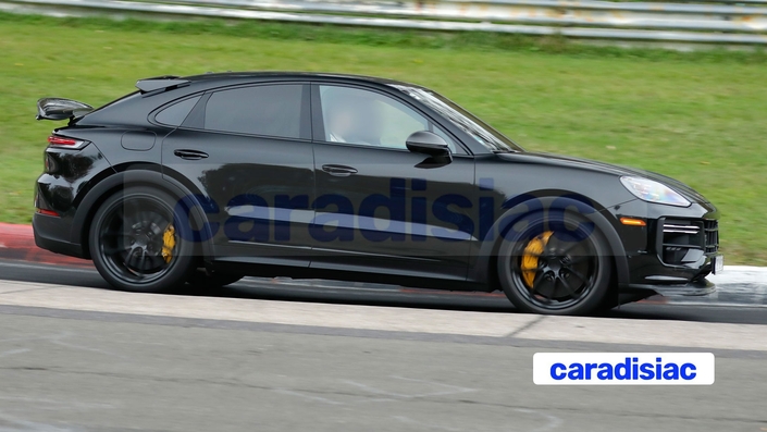 Terrain de jeu des constructeurs, le circuit du Nürburgring permet de valider les nouveaux modèles ou les modèles restylés comme ce Porsche Cayenne. Ce modèle va rester pendant plusieurs années aux côtés de la nouvelle génération électrique qui arrive en 2026.
