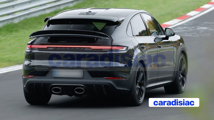 Pour le moment, il s’agit de la version Turbo GT du Porsche Cayenne qui teste les modifications apportées par le restylage, mais tous les Porsche Cayenne thermique seront concernés par ce lifting qui leur permettra d’éviter une retraite forcée.