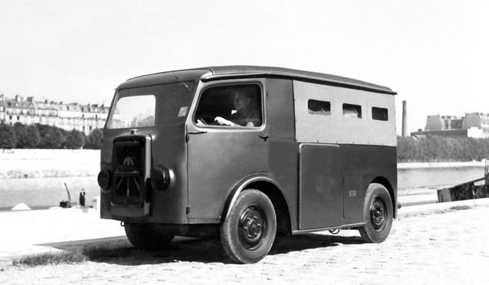 Le TUB durant les hositilités de 1939-1940, avec ses projecteurs occultés. L'armée n'appréciera guère le Citroën, qu'elle juge trop peu puissant, pourtant elle en commandera à 2 000 en version ambulance, jamais livrés.