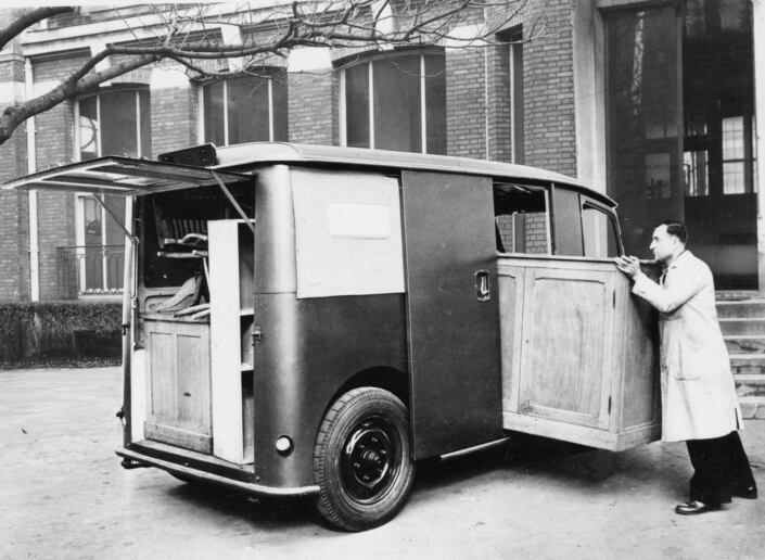 Un des gros avantages du TUB tient à son seuil situé à 42 cm du sol, facilitant ainsi l'emport d'objets lourds. Unique en 1939 ! La porte coulissante est un autre avantage inédit, tout comme le hayon sous lequel on peut s'abriter.