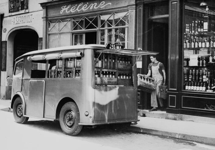 Côté route, le Citroën TUB révèle les trappes donnant accès à la roue de secours et à la batterie.