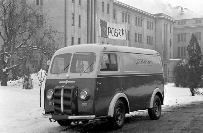 Le Chenard et Walcker CHV ressemble beaucoup au TUB, mais il est plus moderne encore avec sa structure monocoque. Ici, en 1950, doté du moteur de la Peugeot 202, qui lui vaudra son surnom de "nez de cochon". Peugeot le produira sous son blason.