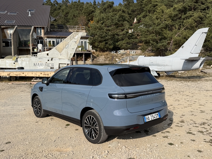 Sous cet angle, il ressemble vraiment à un Porsche Cayenne. En moins « statutaire », évidemment.