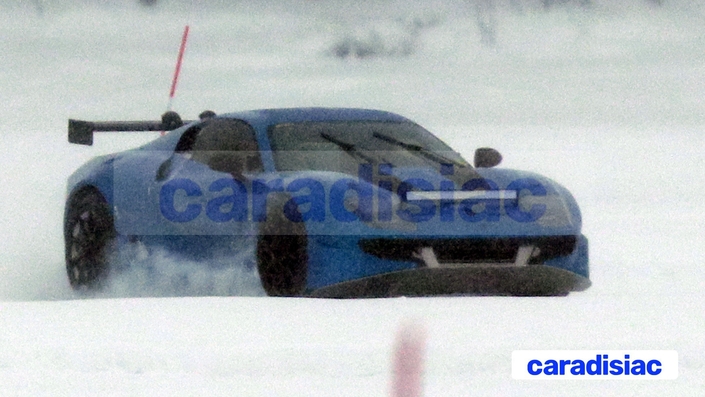 Sous la carrosserie d’une Ligier JS2 R se cache le mulet de la future Alpine A310. Celle-ci n’adoptera pas pour autant le design de la Ligier mais cette carrosserie permet de tester dans le secret tous les éléments mécaniques et électriques du futur coupe 2+2. Avec la nouvelle Alpine A310, Alpine veut aller chasser la Porsche 911.